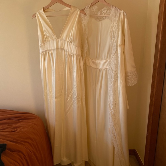 Vintage Nightgown and Robe Set - Picture 4 of 5